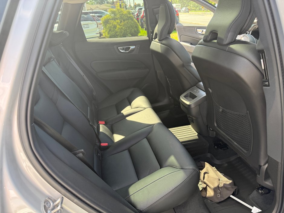2025 Volvo XC60 Plus Dark Theme-15