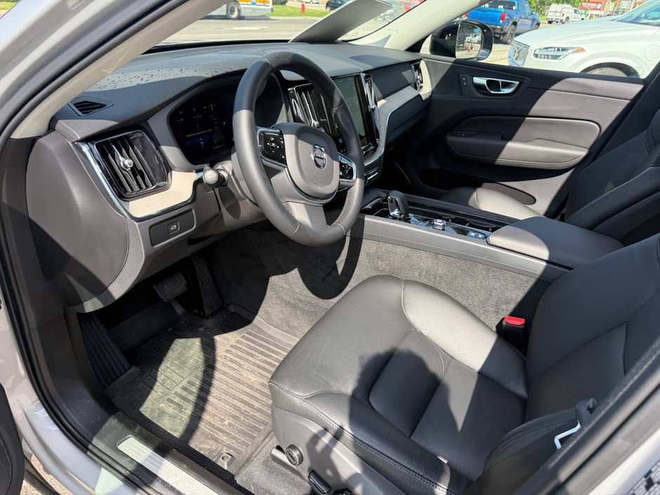 2025 Volvo XC60 Plus Dark Theme-10