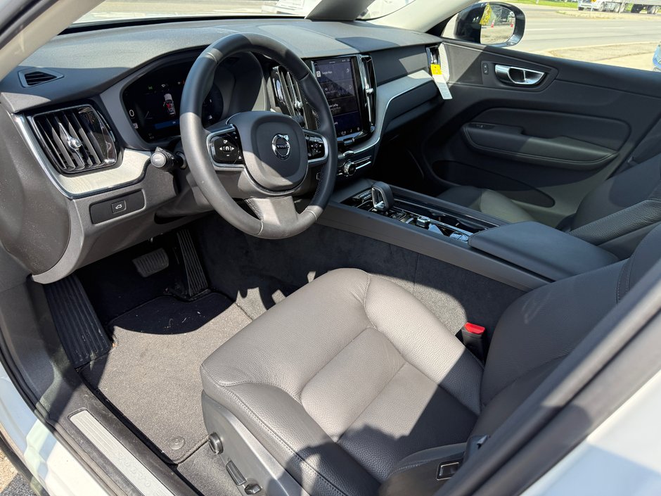 2025 Volvo XC60 Plus Dark Theme-7