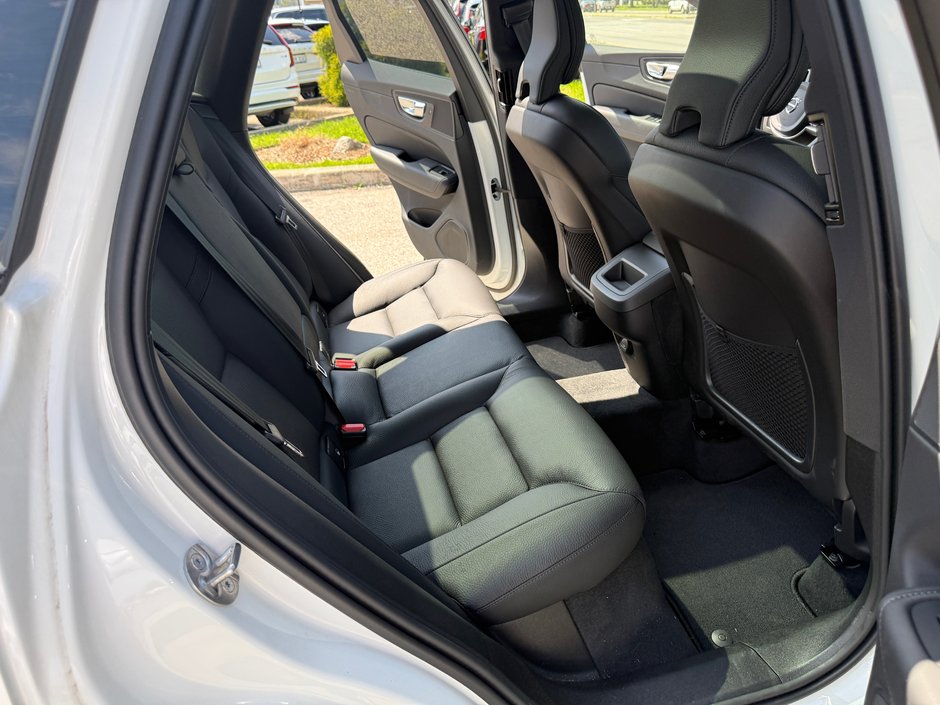 2025 Volvo XC60 Plus Dark Theme-12