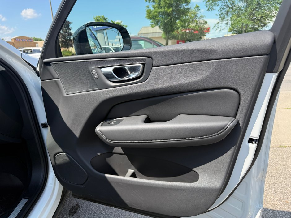 2025 Volvo XC60 Plus Dark Theme-15