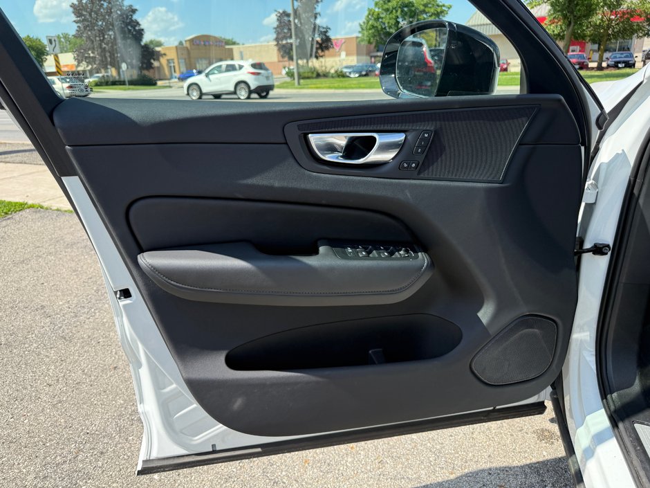 2025 Volvo XC60 Plus Dark Theme-18
