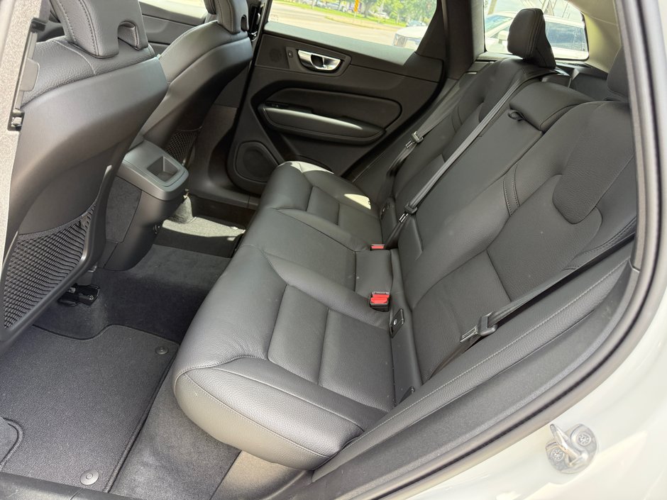 2025 Volvo XC60 Plus Dark Theme-13