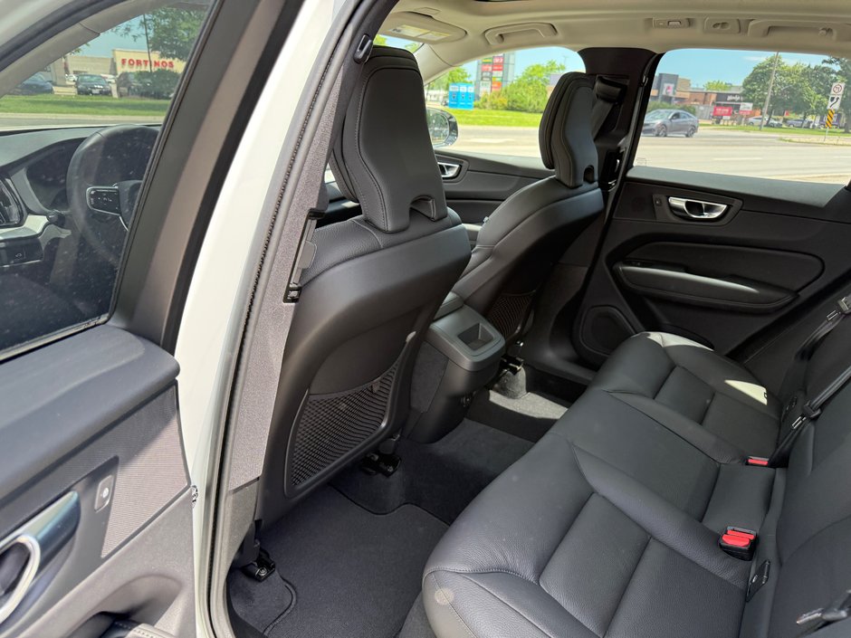 2025 Volvo XC60 Plus Dark Theme-12