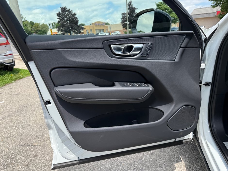 2025 Volvo XC60 Plus Dark Theme-22