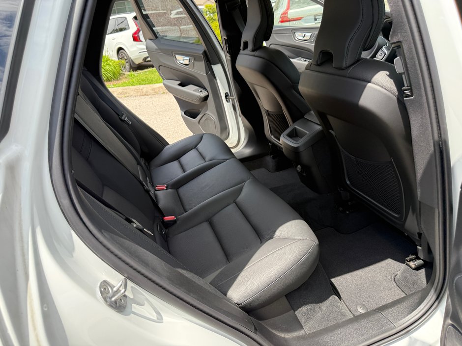 2025 Volvo XC60 Plus Dark Theme-16