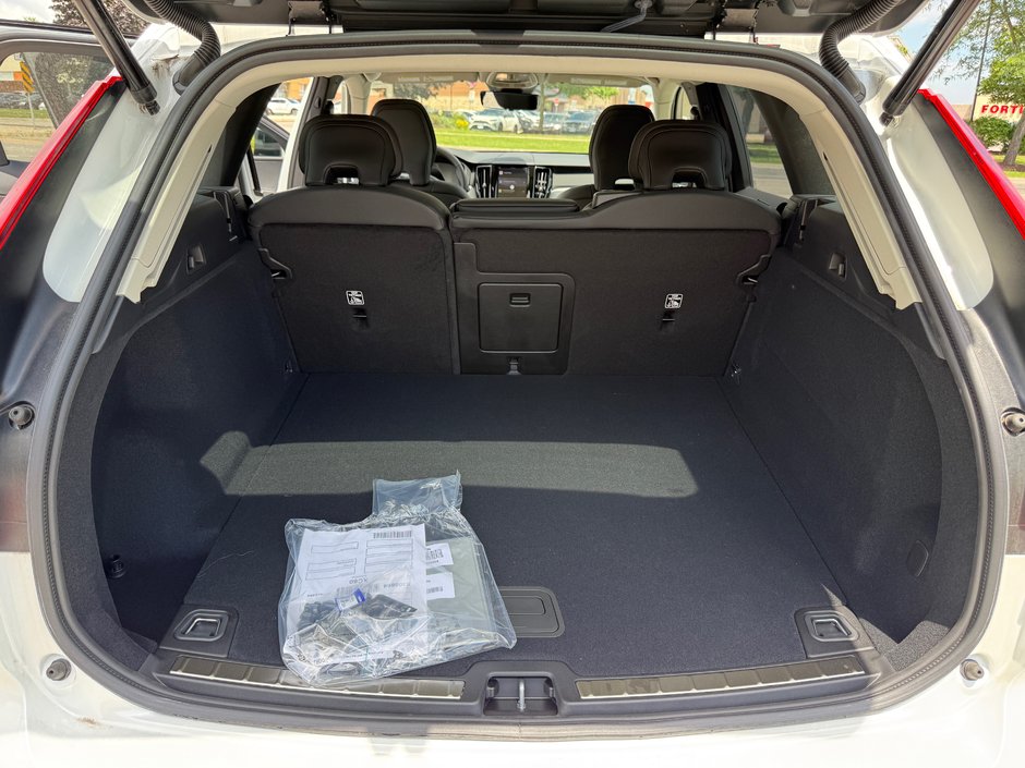 2025 Volvo XC60 Plus Dark Theme-14