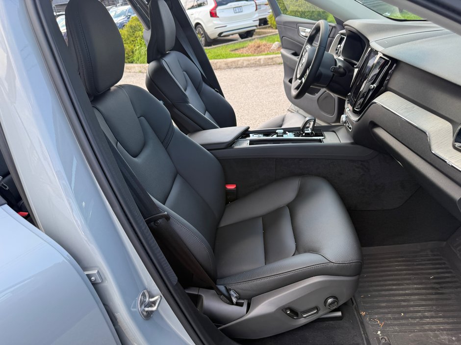2025 Volvo XC60 Plus Dark Theme-16