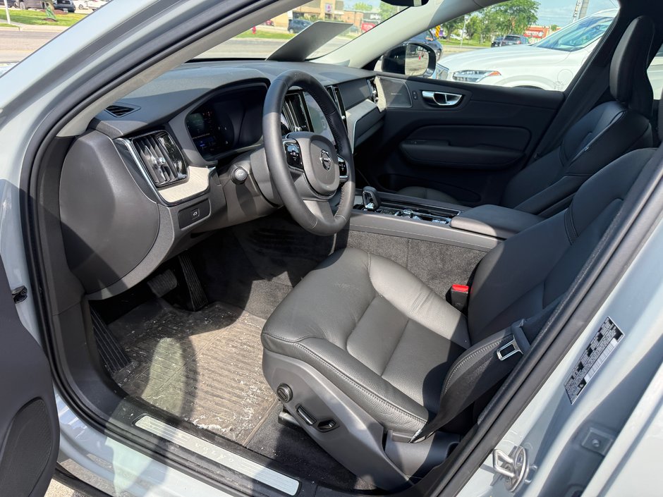 2025 Volvo XC60 Plus Dark Theme-9