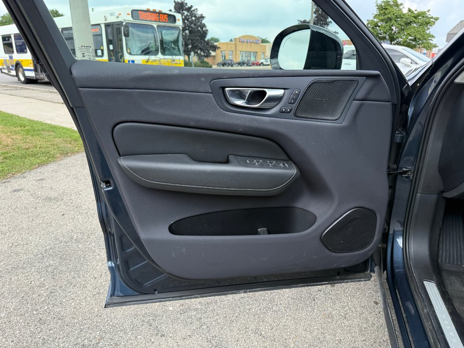 2025 Volvo XC60 Ultra Dark Theme-21