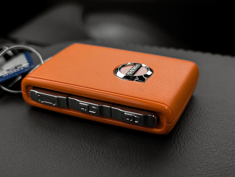 Volvo S60 Plug-In Hybrid T8 AWD Ultra Black Edition 2025-25