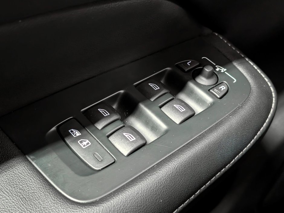 Volvo S60 Plug-In Hybrid T8 AWD Ultra Black Edition 2025-24