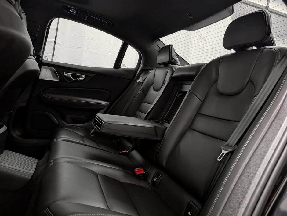 Volvo S60 Plug-In Hybrid T8 AWD Ultra Black Edition 2025-10