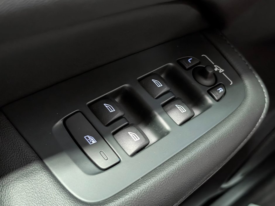 2024 Volvo S60 B5 AWD Core Dark Theme-21