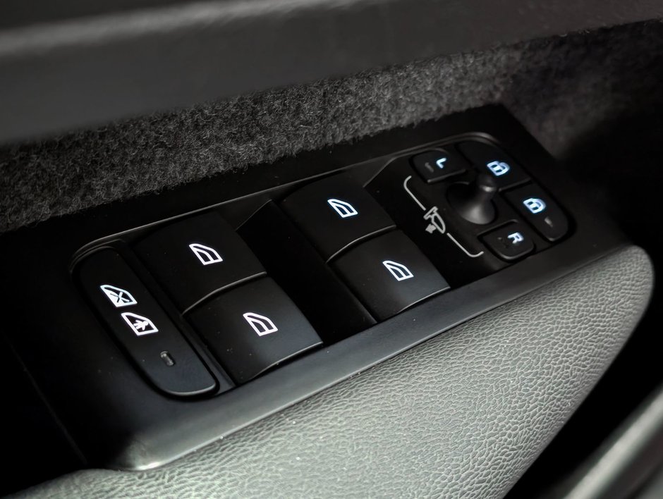 2022 Volvo XC40 Recharge Plus-19