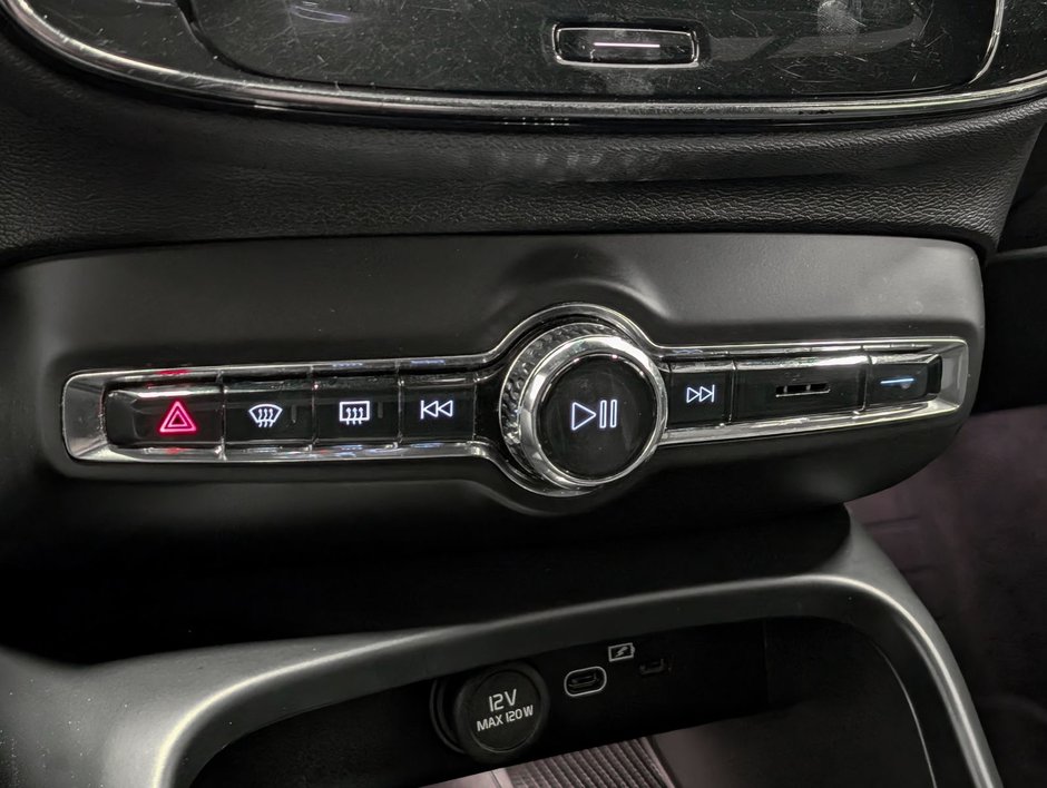 2022 Volvo XC40 Recharge Plus-16