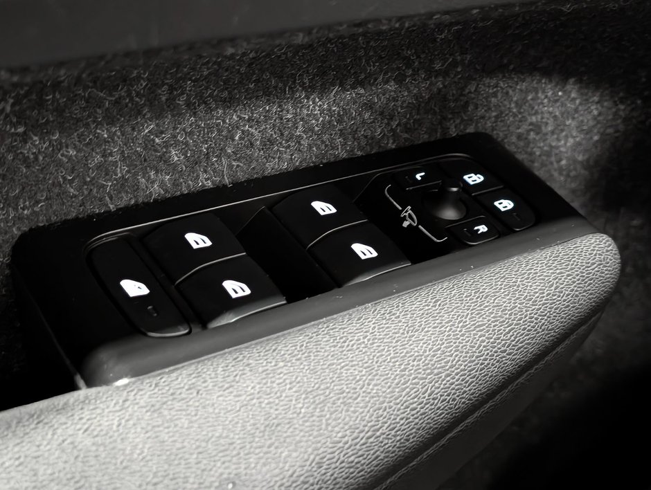 2022 Volvo XC40 T5 AWD Momentum-21