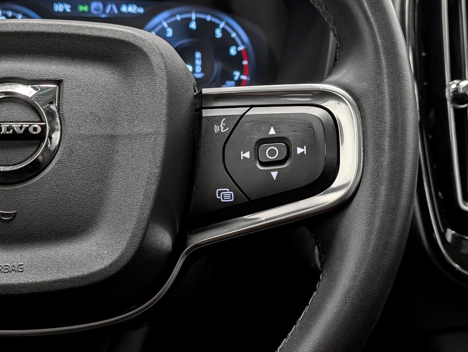 2022 Volvo XC40 T5 AWD Momentum-17