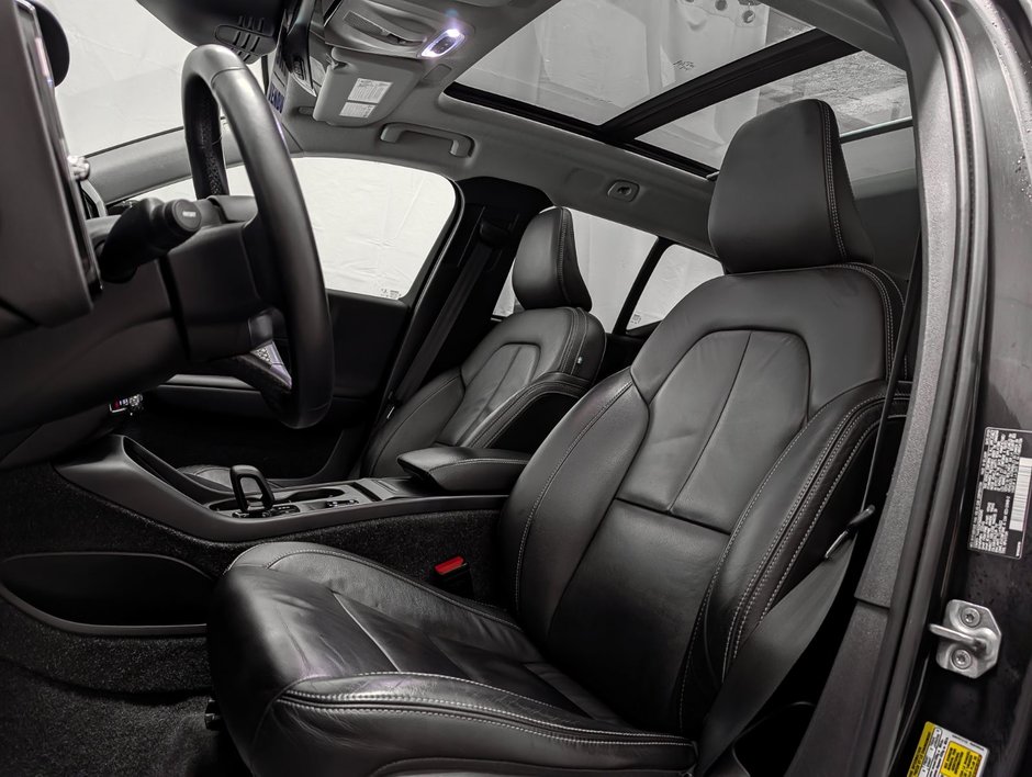 2022 Volvo XC40 T5 AWD Momentum-8