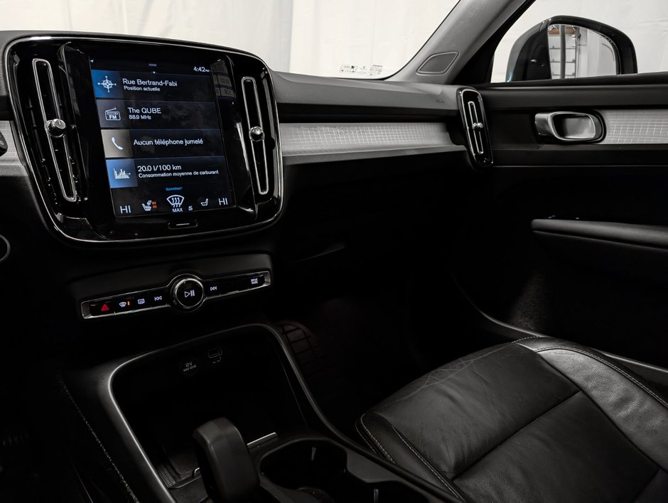2022 Volvo XC40 T5 AWD Momentum-12