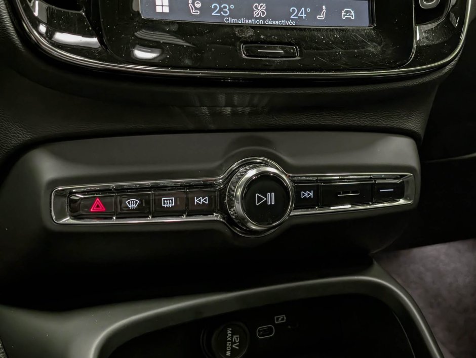 Volvo XC40 B5 AWD Core Base 2023-16