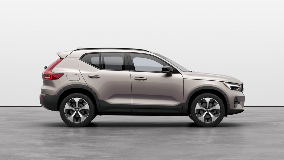 2024 Volvo XC40 B5 AWD Plus Bright Theme-4