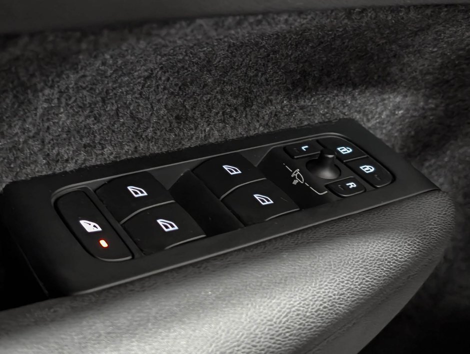 Volvo XC40 B5 AWD Plus Dark Theme 2024-22