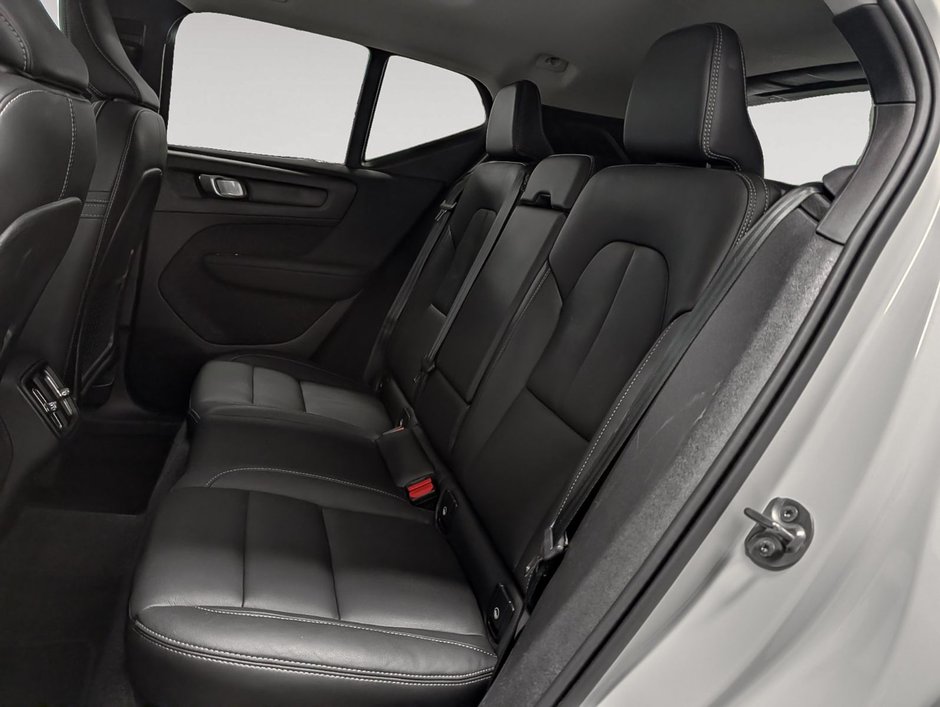 Volvo XC40 B5 AWD Plus Dark Theme 2024-10