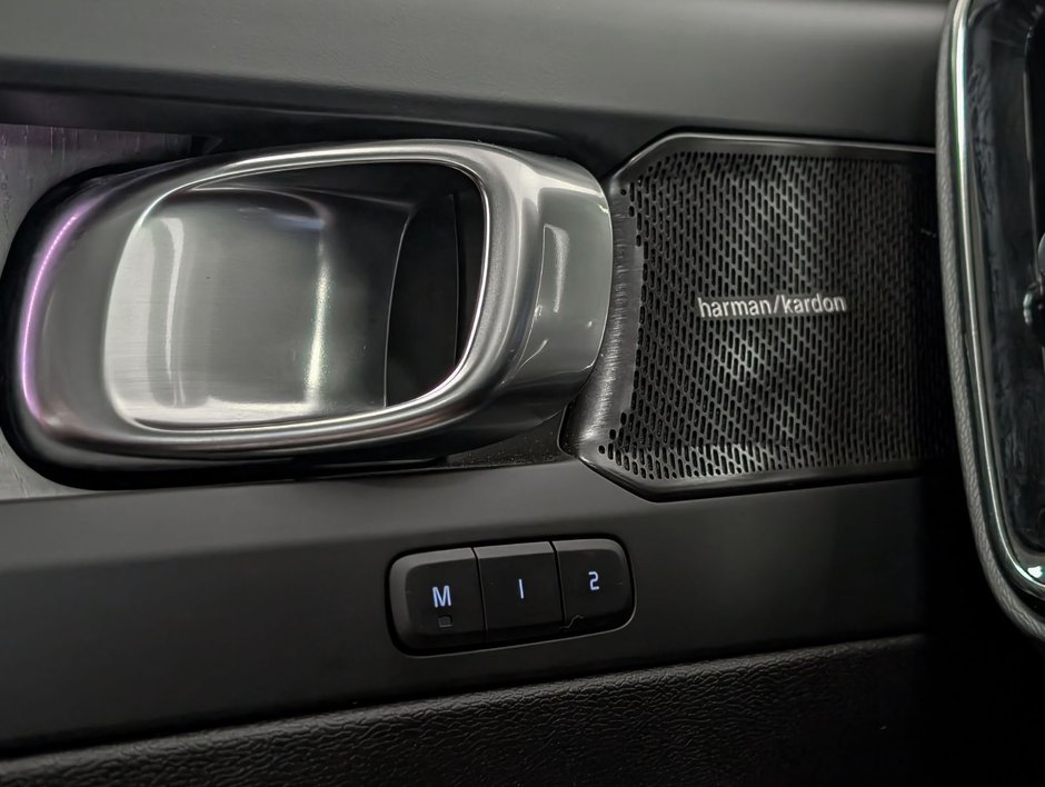 Volvo XC40 B5 AWD Plus Dark Theme 2024-21