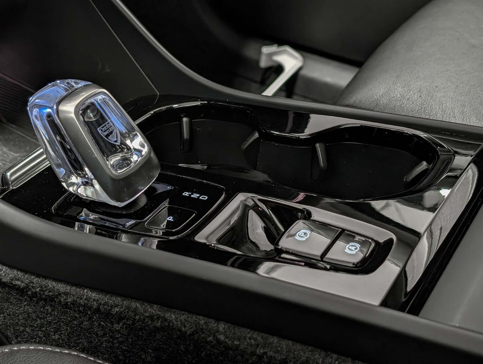 Volvo XC40 B5 AWD Plus Dark Theme 2024-16