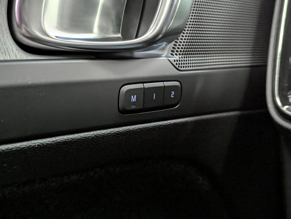 Volvo XC40 B5 AWD Plus Dark Theme 2025-21