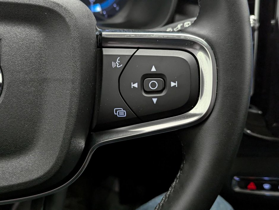 Volvo XC40 B5 AWD Plus Dark Theme 2025-16