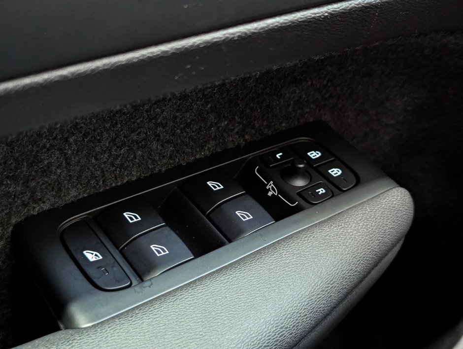 Volvo XC40 B5 AWD Plus Dark Theme 2025-20