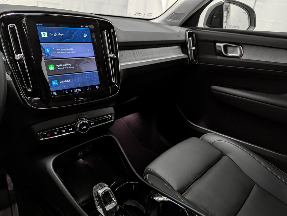 Volvo XC40 B5 AWD Plus Dark Theme 2025-10