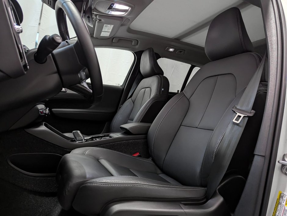 Volvo XC40 B5 AWD Plus Dark Theme 2025-8