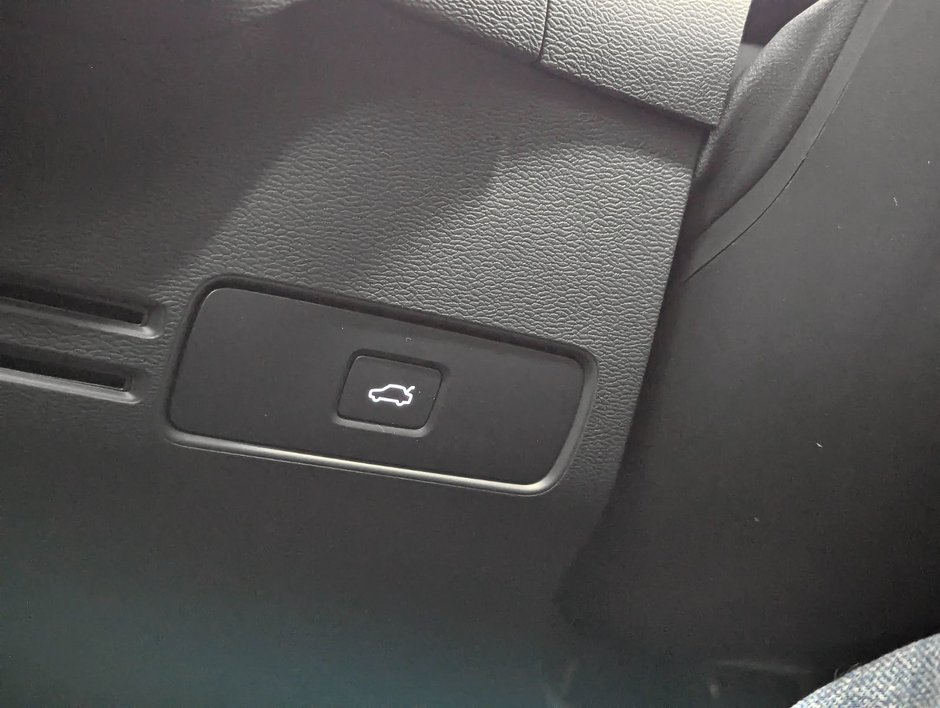 Volvo XC40 B5 AWD Plus Dark Theme 2025-19