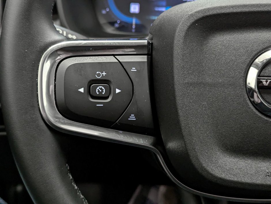 Volvo XC40 B5 AWD Plus Dark Theme 2025-17