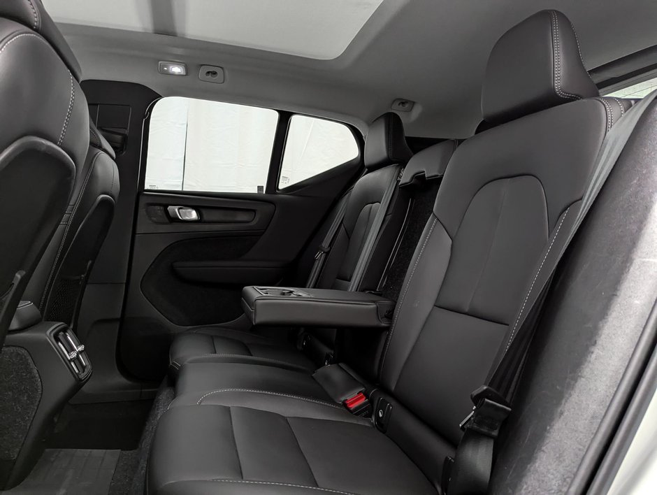 Volvo XC40 B5 AWD Plus Dark Theme 2025-24