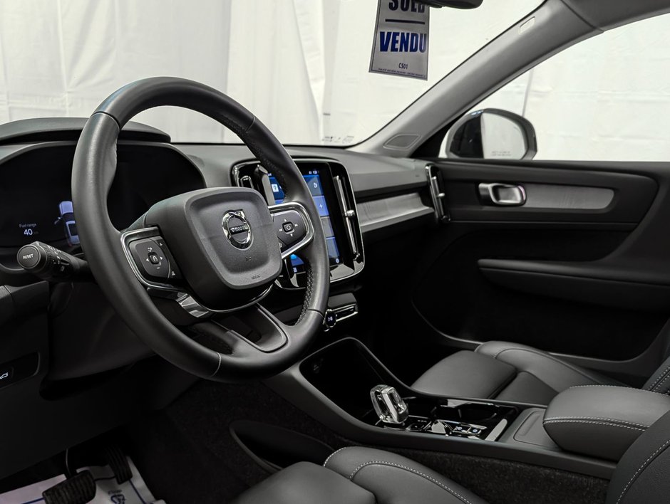 Volvo XC40 B5 AWD Plus Dark Theme 2025-9