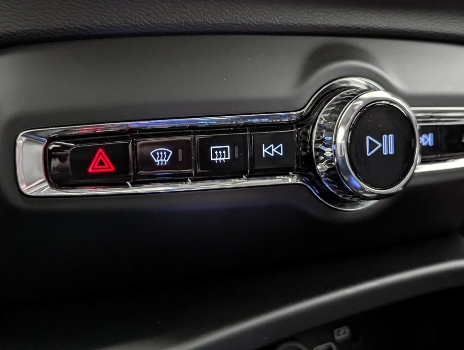 Volvo XC40 B5 AWD Plus Dark Theme 2025-12