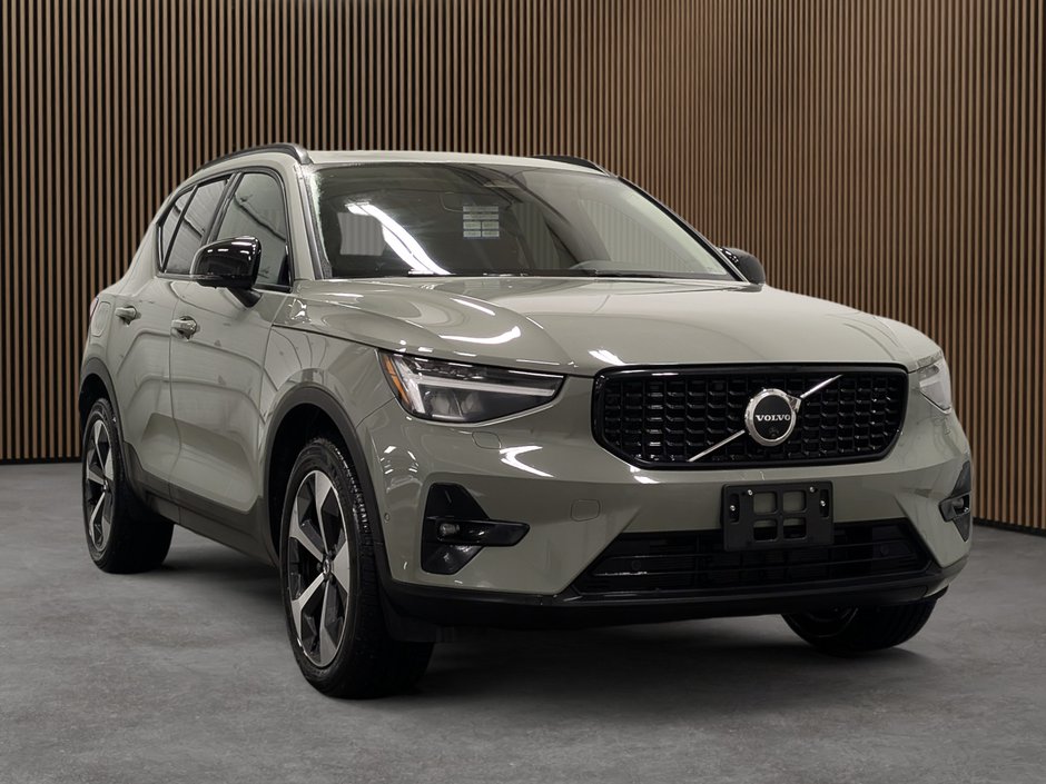 Volvo XC40 B5 AWD Plus Dark Theme 2025-2