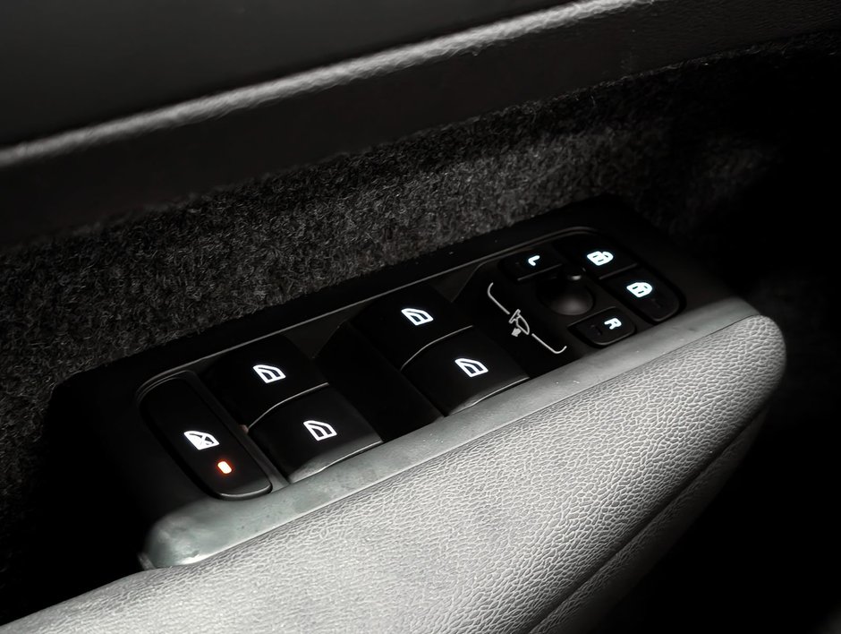 Volvo XC40 B5 AWD Plus Dark Theme 2025-20