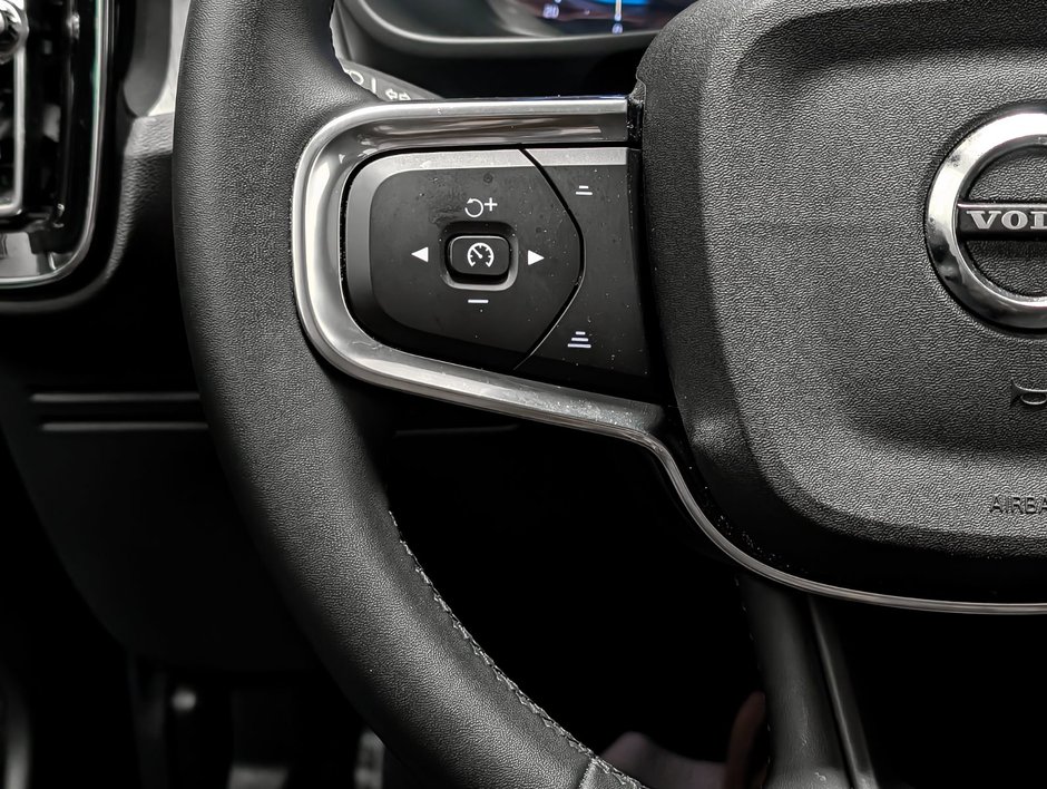 Volvo XC40 B5 AWD Plus Dark Theme 2025-17