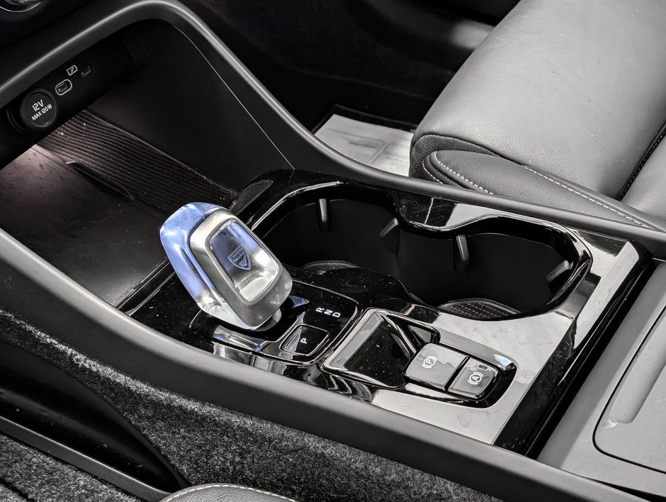 Volvo XC40 B5 AWD Plus Dark Theme 2025-15