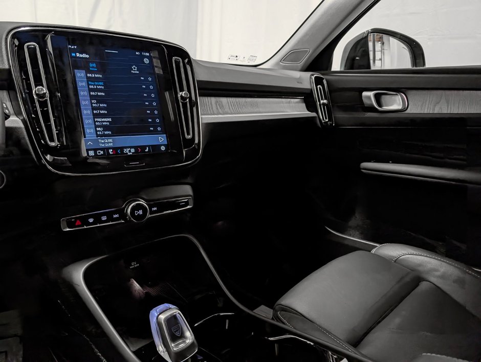 Volvo XC40 B5 AWD Plus Dark Theme 2025-10