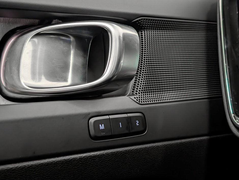 Volvo XC40 B5 AWD Plus Dark Theme 2025-19