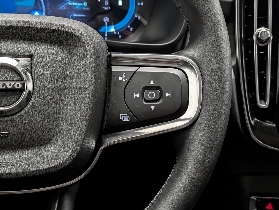 Volvo XC40 B5 AWD Plus Dark Theme 2025-16