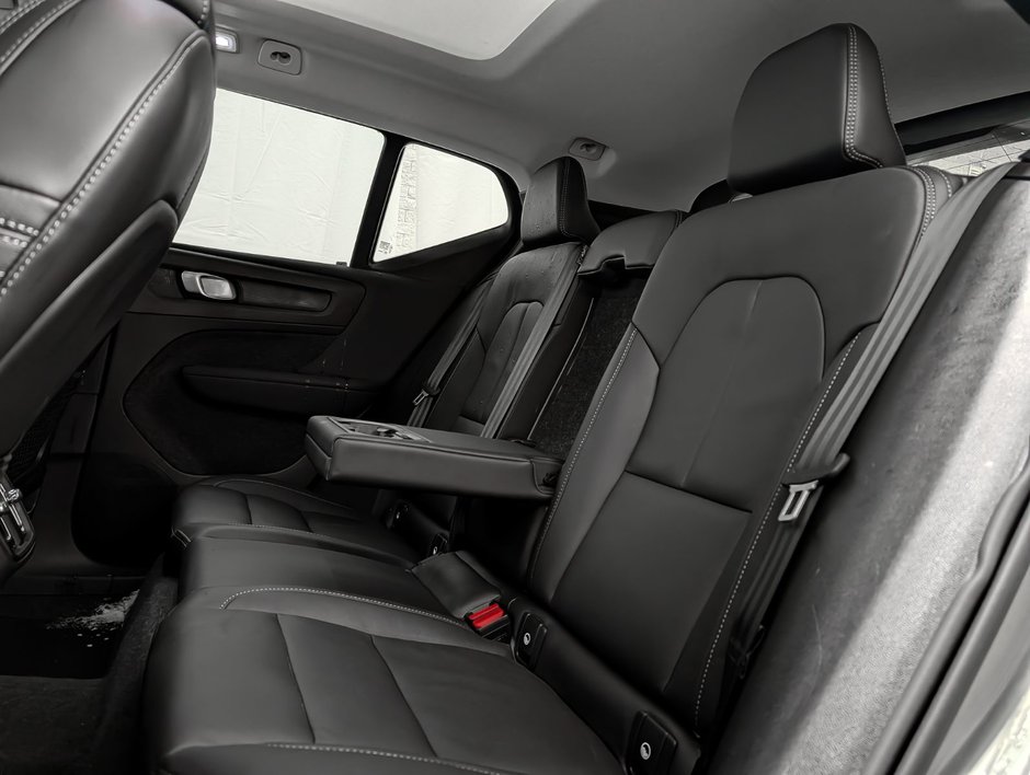 Volvo XC40 B5 AWD Plus Dark Theme 2025-8