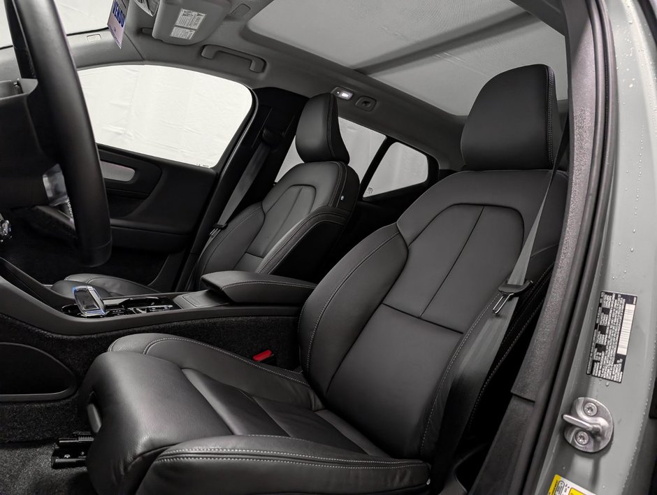 Volvo XC40 B5 AWD Plus Dark Theme 2025-7