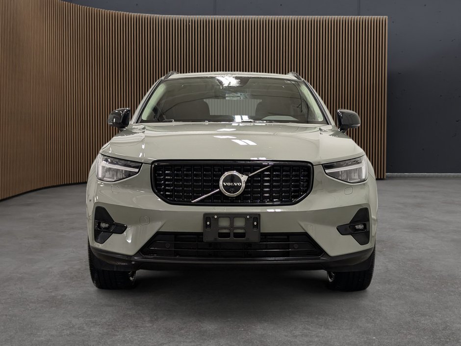 Volvo XC40 B5 AWD Plus Dark Theme 2025-1